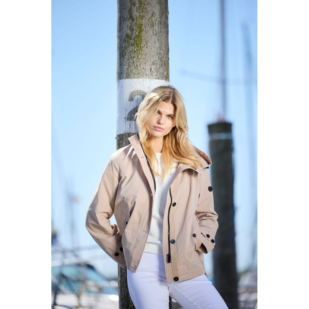 Junge Naomi Kv. 46 12-Sand