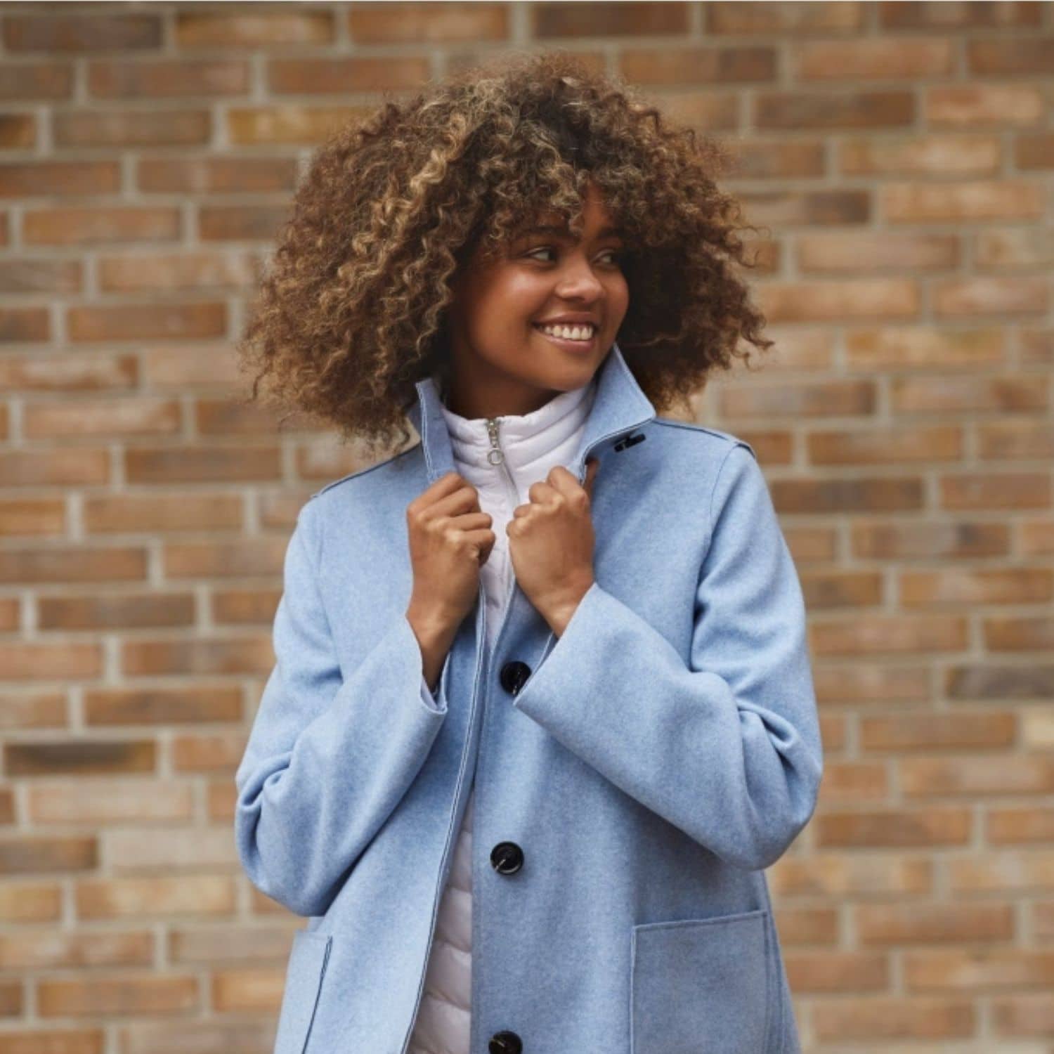 Long collarless summer jacket for women in sky blue with horn-look buttons and patch pockets.